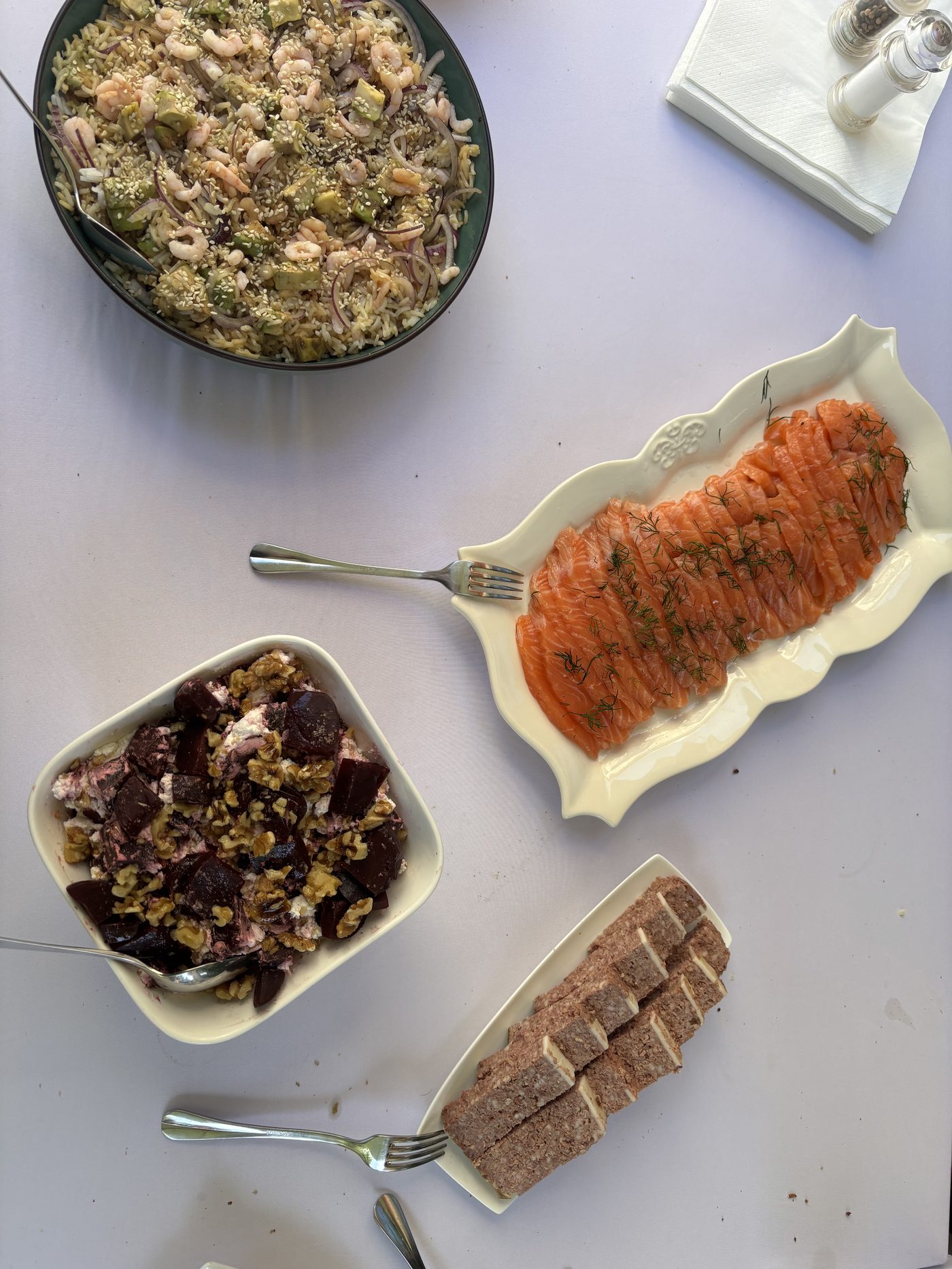 Buffet saumon fumé et salades