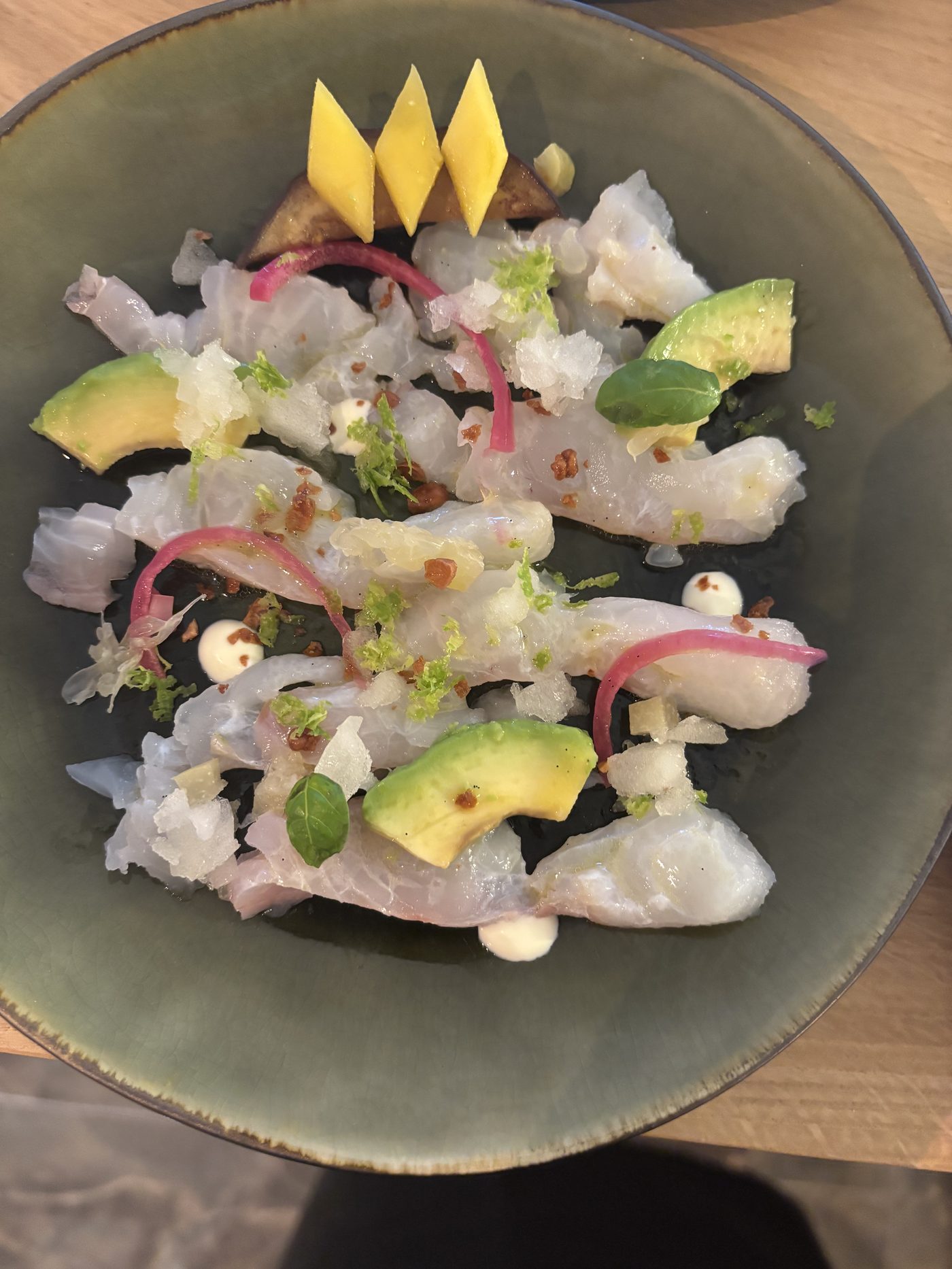 Ceviche de poisson, avocat et mangue